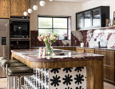 Miniatura: W tej kuchni drewno, marmur i czerwone...