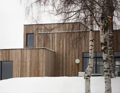 Miniatura: Drewniany dom, który przegląda się w tafli...