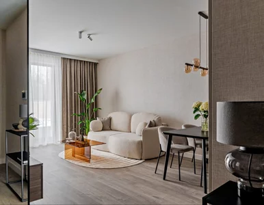 Miniatura: Niewielkie mieszkanie zachwyca spokojem i...