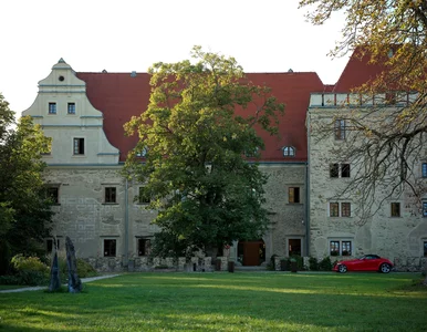 Miniatura: Ruina, kolorowy portal, kula armatnia i...